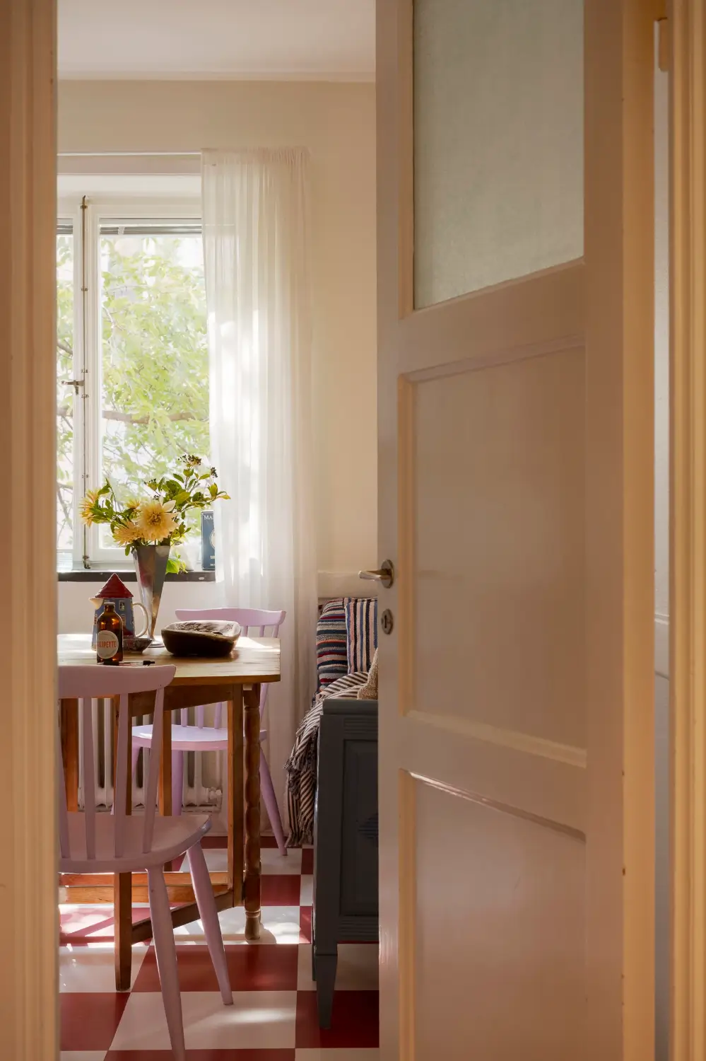 Yellow Color Accents in a 1940s Stockholm Studio Apartment 14 harmonious-color-palette-1940s-stockholm-studio-apartment-nordroom