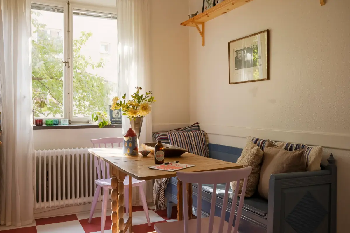 Yellow Color Accents in a 1940s Stockholm Studio Apartment 18 harmonious-color-palette-1940s-stockholm-studio-apartment-nordroom