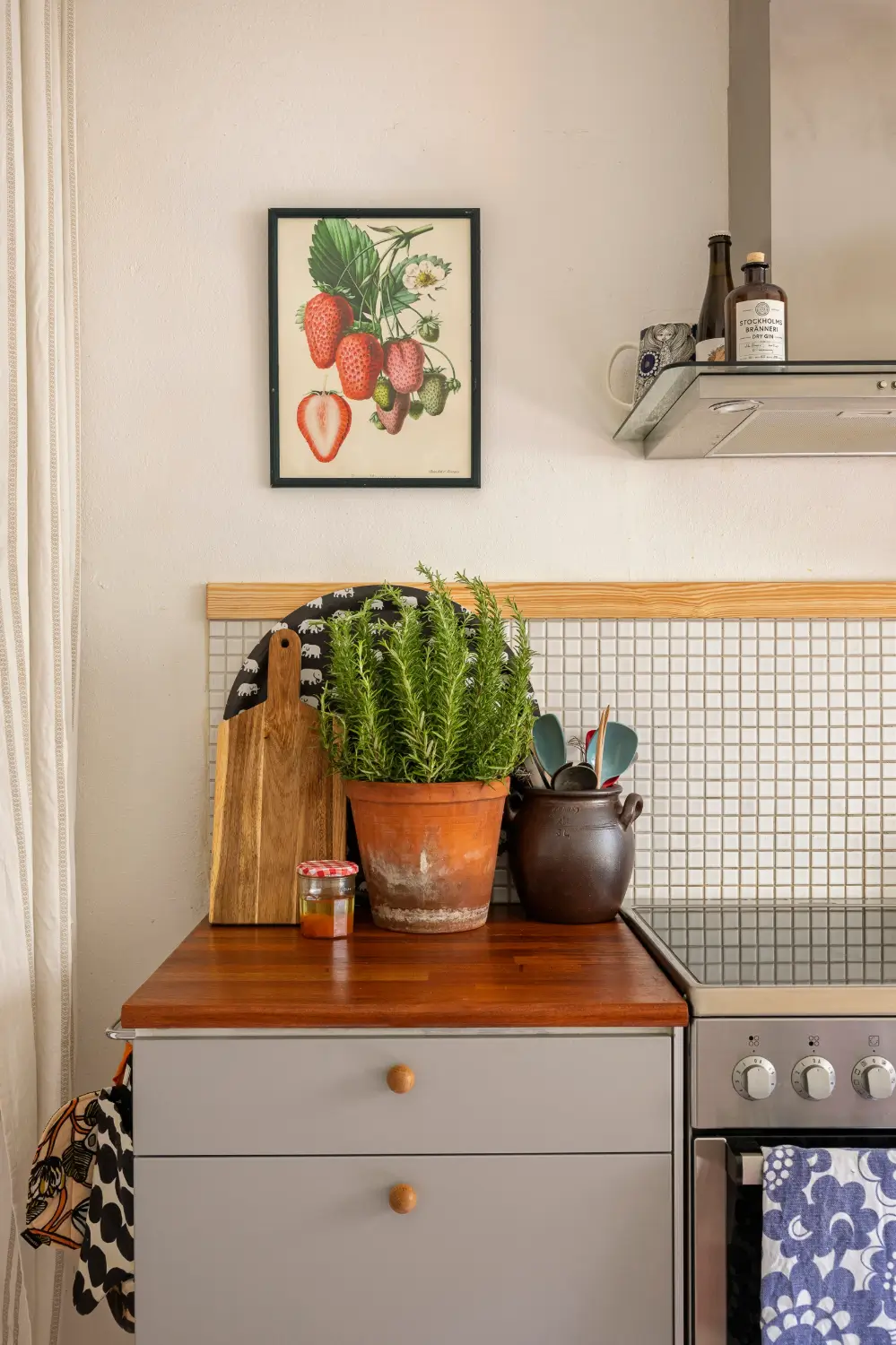 Yellow Color Accents in a 1940s Stockholm Studio Apartment 20 harmonious-color-palette-1940s-stockholm-studio-apartment-nordroom
