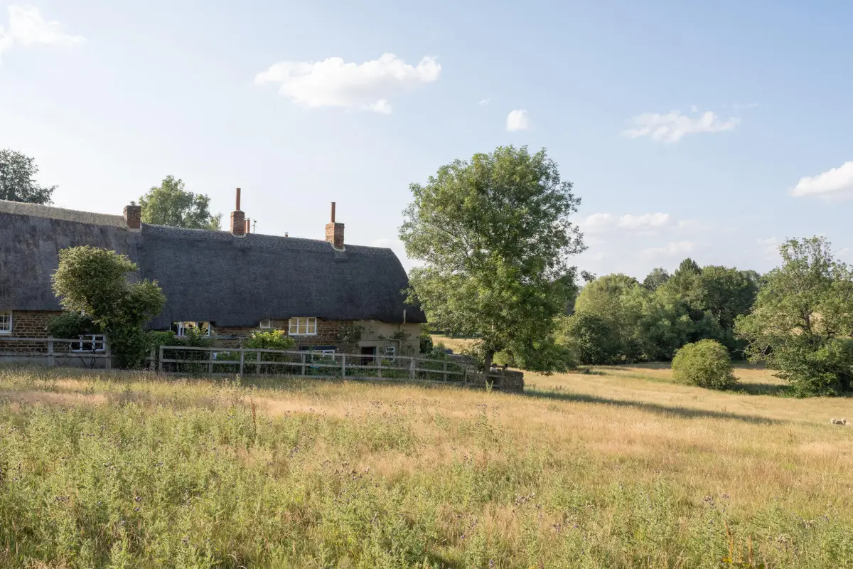 Pink Plaster Walls and Original Elements in a Renovated 18th-Century Thatched Cottage 37 renovated-18th-century-cottage-english-countryside-nordroom