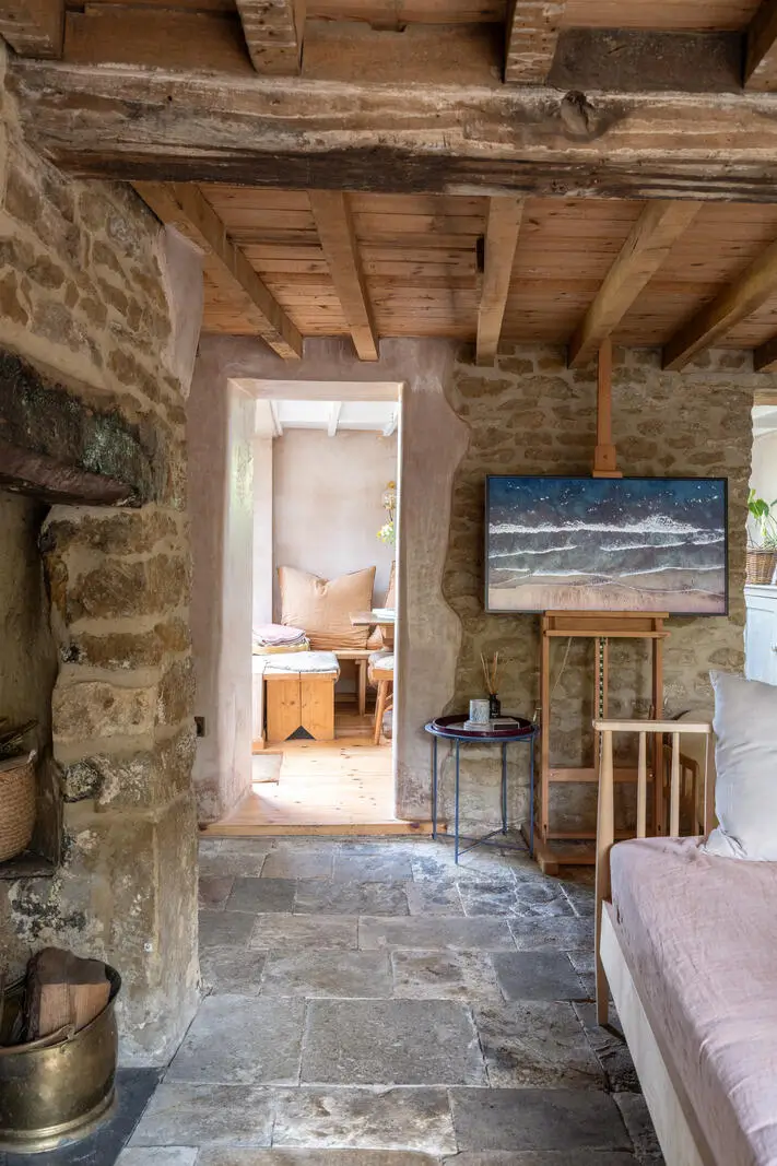 Pink Plaster Walls and Original Elements in a Renovated 18th-Century Thatched Cottage 13 renovated-18th-century-cottage-english-countryside-nordroom