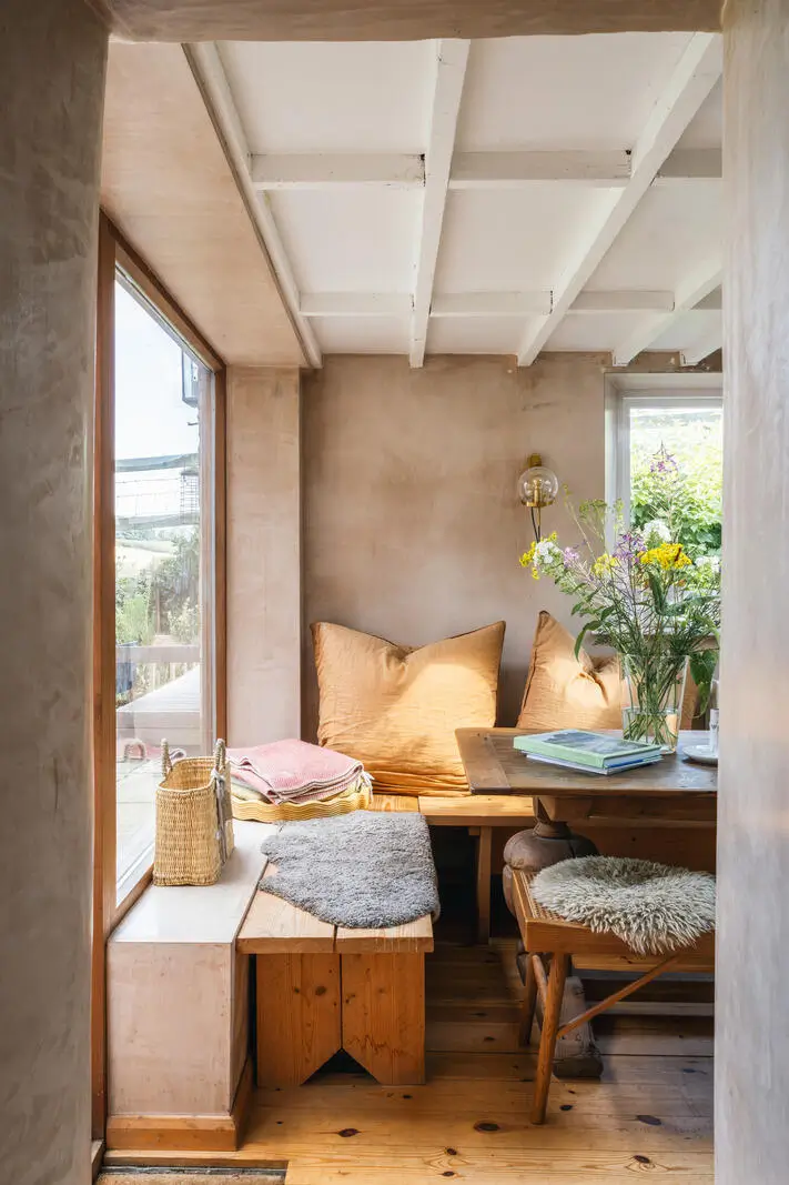 Pink Plaster Walls and Original Elements in a Renovated 18th-Century Thatched Cottage 14 renovated-18th-century-cottage-english-countryside-nordroom