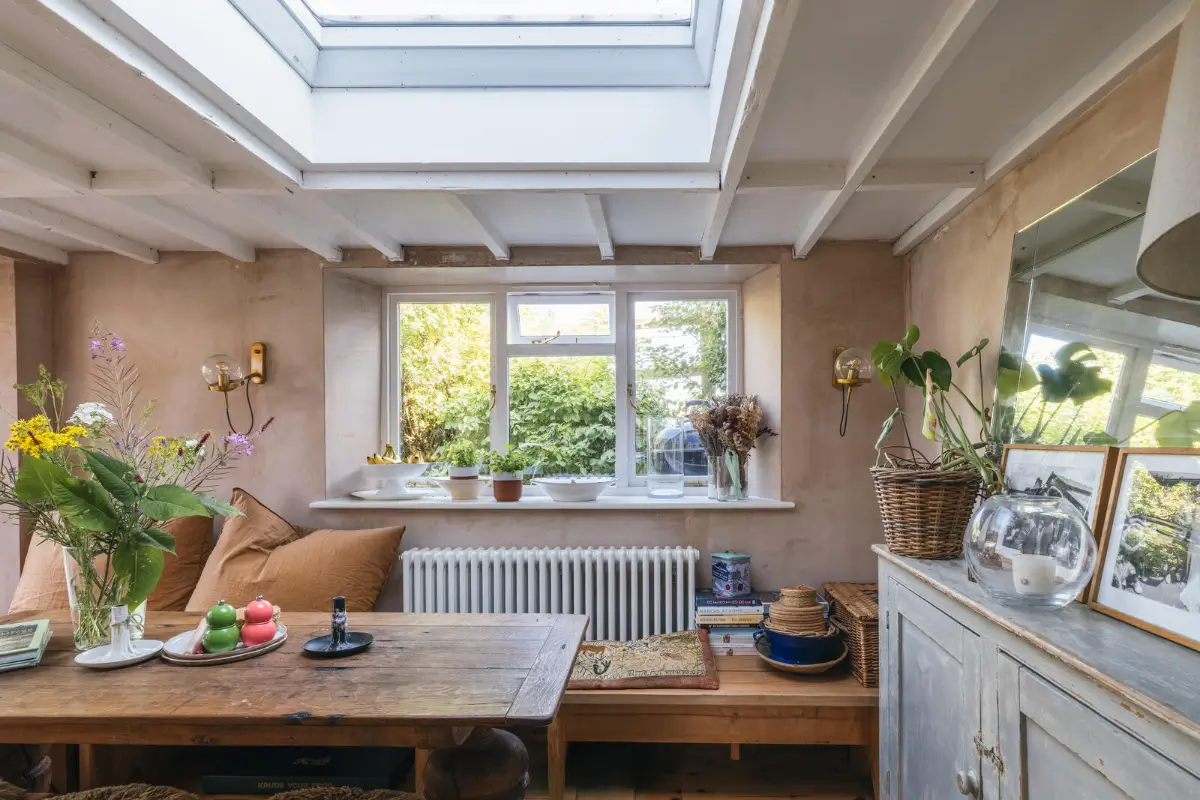 Pink Plaster Walls and Original Elements in a Renovated 18th-Century Thatched Cottage 17 renovated-18th-century-cottage-english-countryside-nordroom