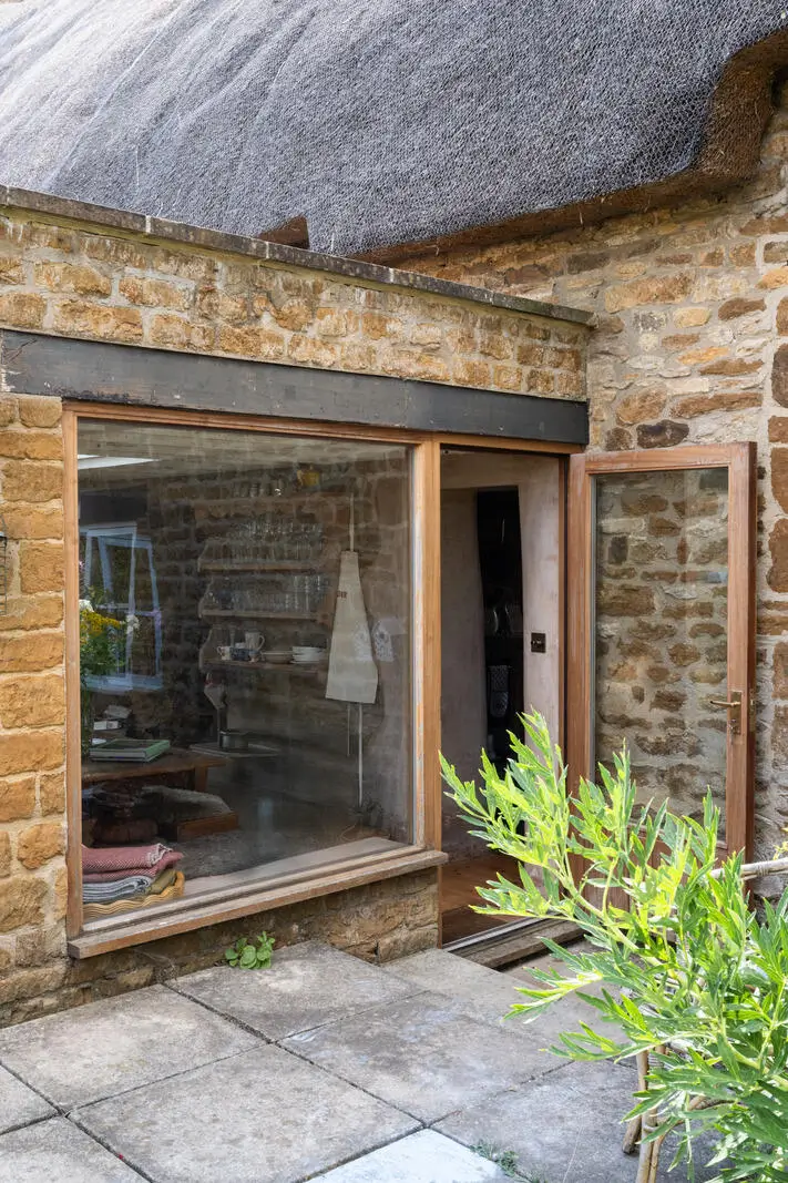Pink Plaster Walls and Original Elements in a Renovated 18th-Century Thatched Cottage 19 renovated-18th-century-cottage-english-countryside-nordroom