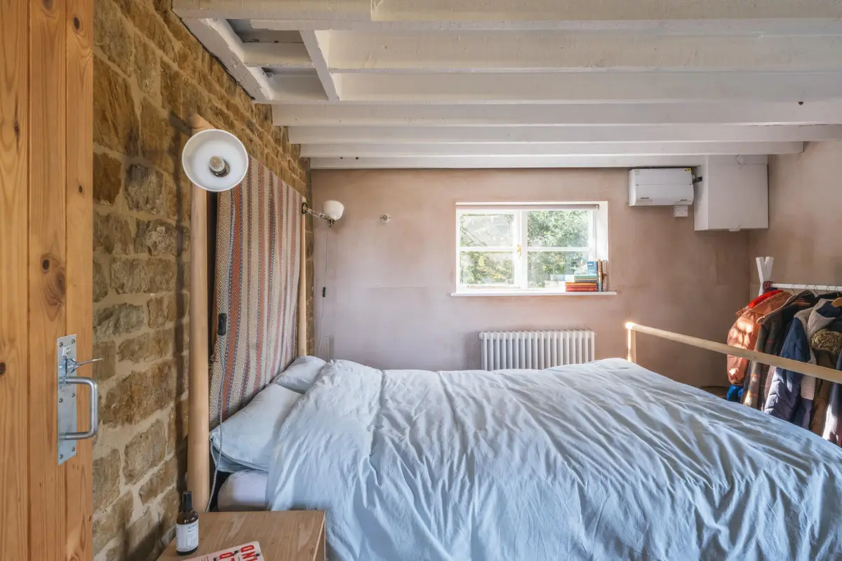Pink Plaster Walls and Original Elements in a Renovated 18th-Century Thatched Cottage 21 renovated-18th-century-cottage-english-countryside-nordroom