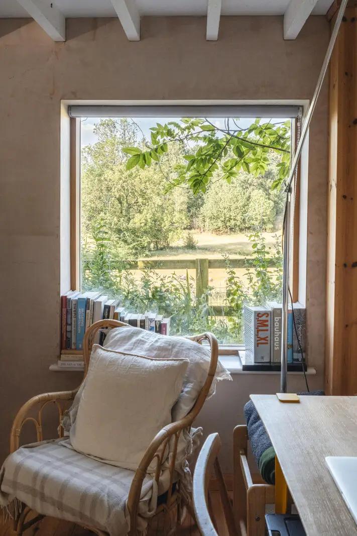 Pink Plaster Walls and Original Elements in a Renovated 18th-Century Thatched Cottage 22 renovated-18th-century-cottage-english-countryside-nordroom