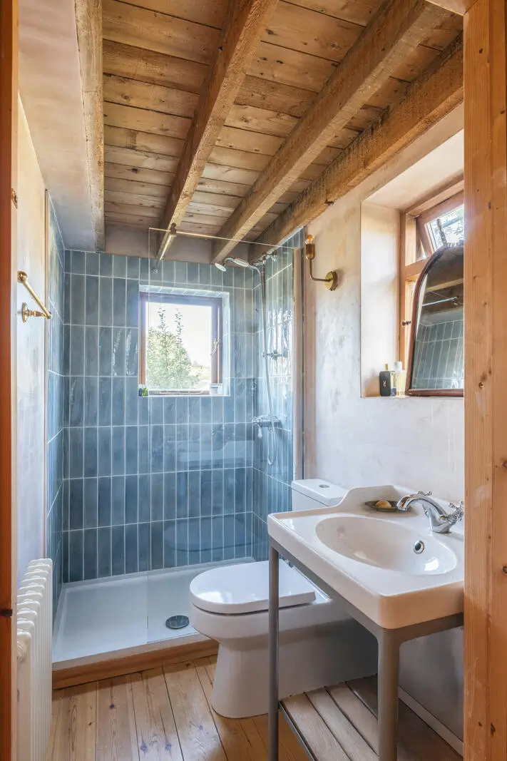Pink Plaster Walls and Original Elements in a Renovated 18th-Century Thatched Cottage 23 renovated-18th-century-cottage-english-countryside-nordroom
