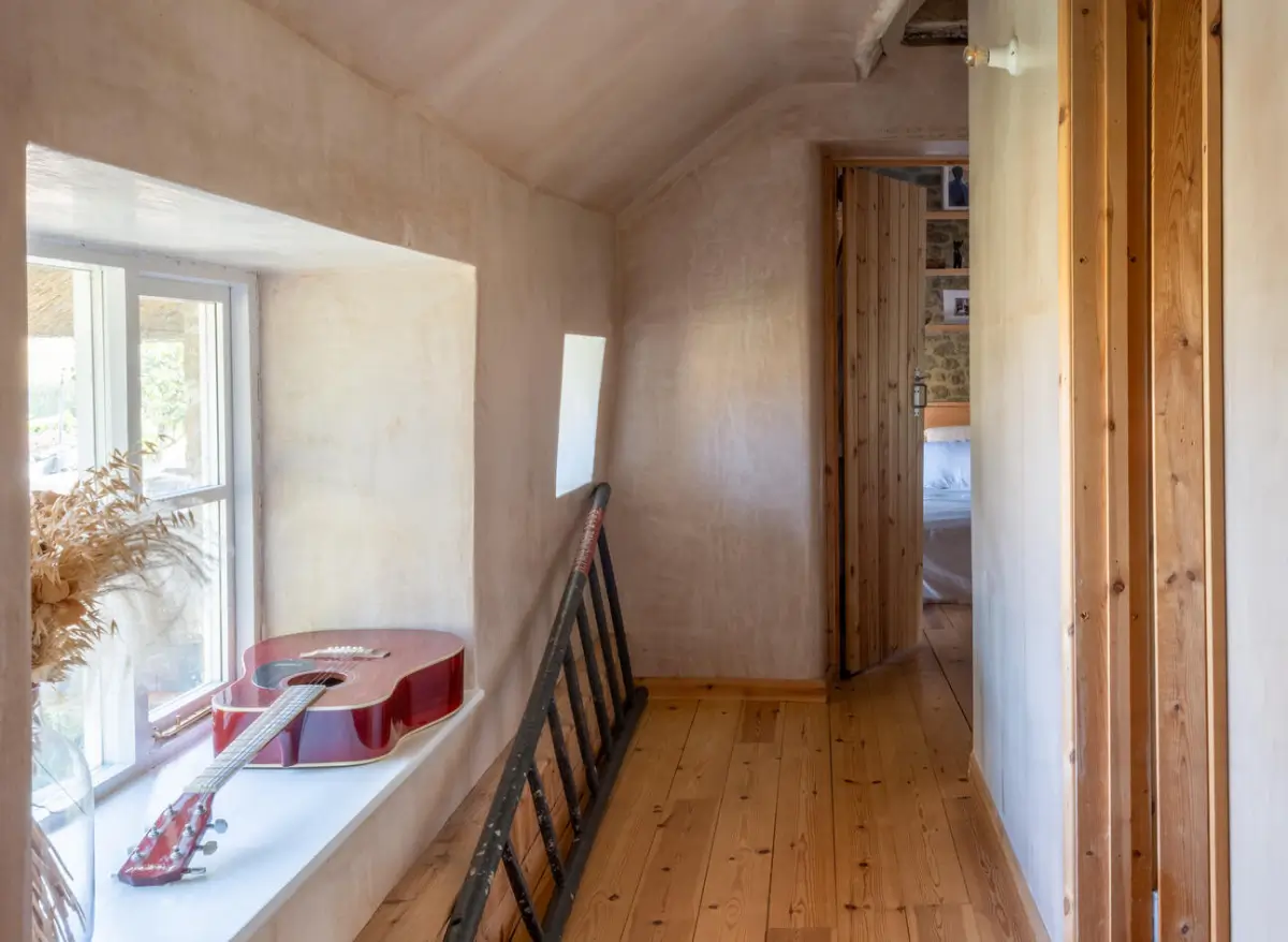Pink Plaster Walls and Original Elements in a Renovated 18th-Century Thatched Cottage 24 renovated-18th-century-cottage-english-countryside-nordroom