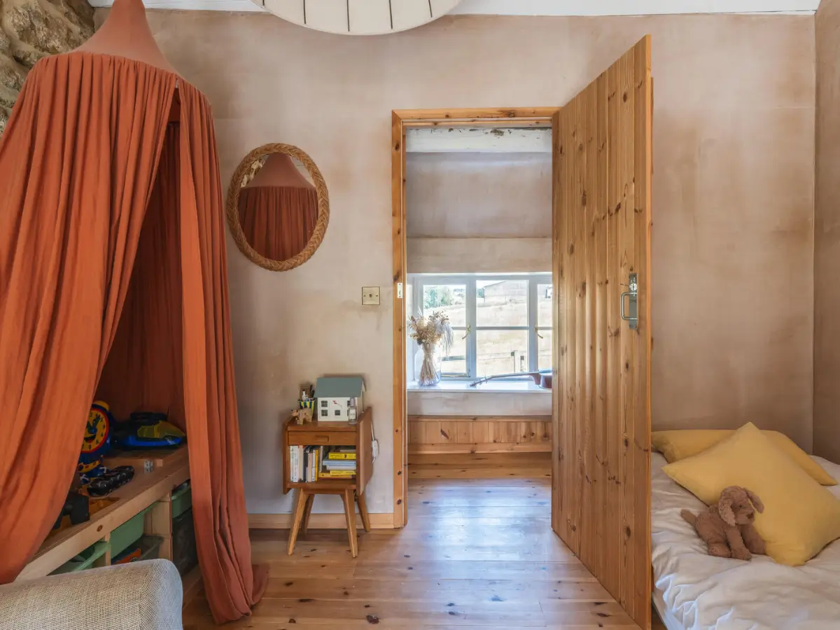 Pink Plaster Walls and Original Elements in a Renovated 18th-Century Thatched Cottage 29 renovated-18th-century-cottage-english-countryside-nordroom