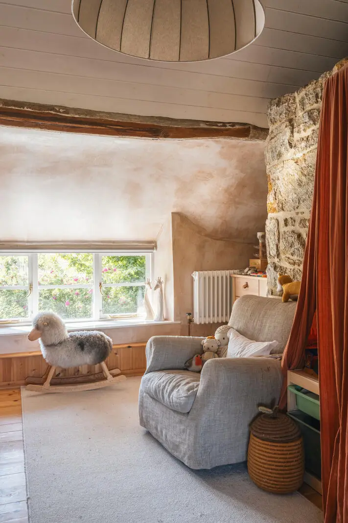 Pink Plaster Walls and Original Elements in a Renovated 18th-Century Thatched Cottage 28 renovated-18th-century-cottage-english-countryside-nordroom