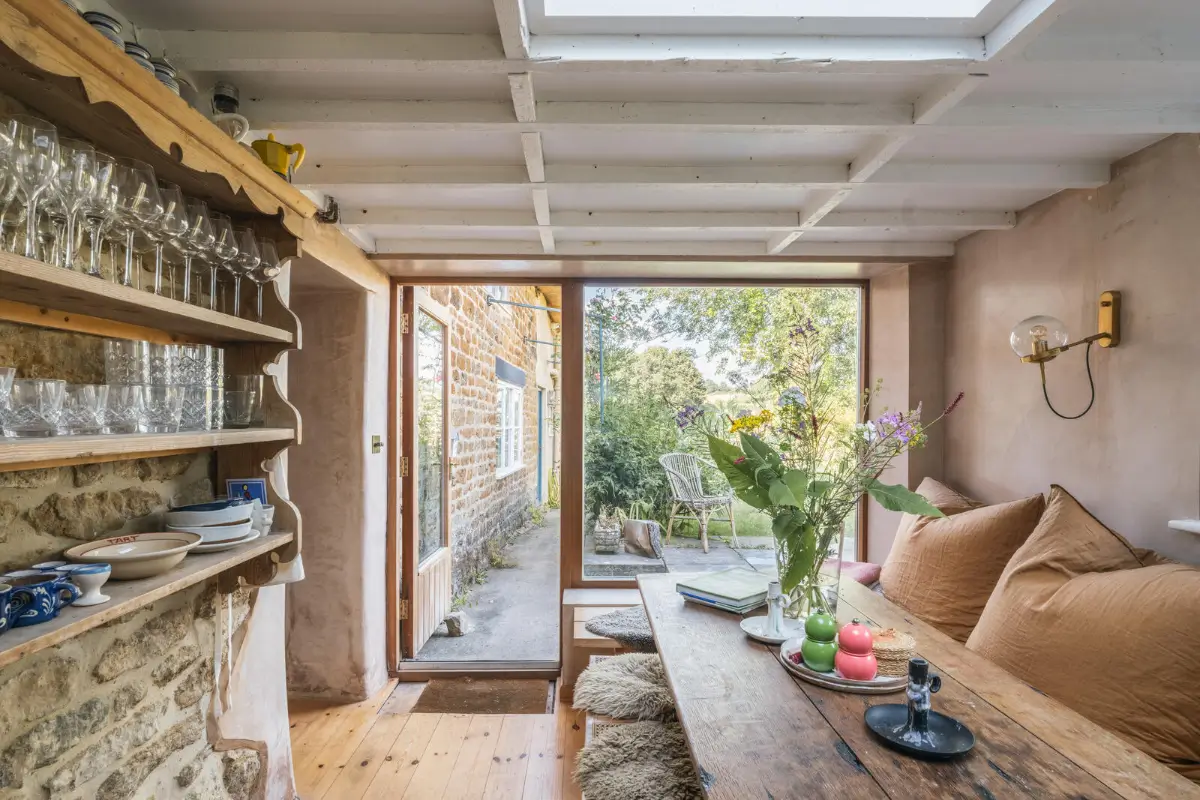 Pink Plaster Walls and Original Elements in a Renovated 18th-Century Thatched Cottage 16 renovated-18th-century-cottage-english-countryside-nordroom