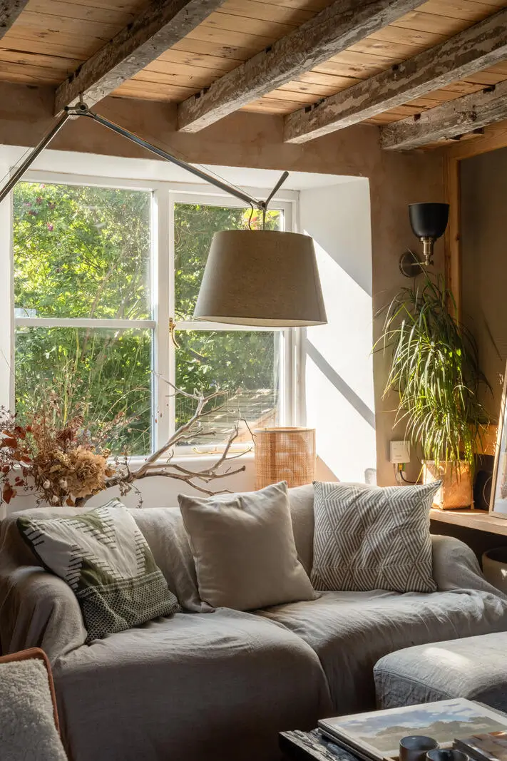 Pink Plaster Walls and Original Elements in a Renovated 18th-Century Thatched Cottage 2 renovated-18th-century-cottage-english-countryside-nordroom