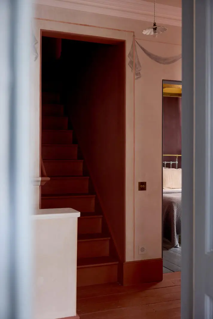 A Rich Color Palette and Reclaimed Materials in a South Kensington Mews House 12 rich-color-palette-renovated-mews-house-south-kensington-london-nordroom