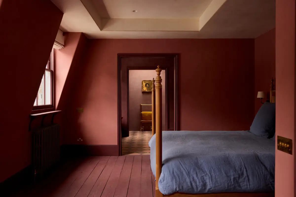A Rich Color Palette and Reclaimed Materials in a South Kensington Mews House 22 rich-color-palette-renovated-mews-house-south-kensington-london-nordroom