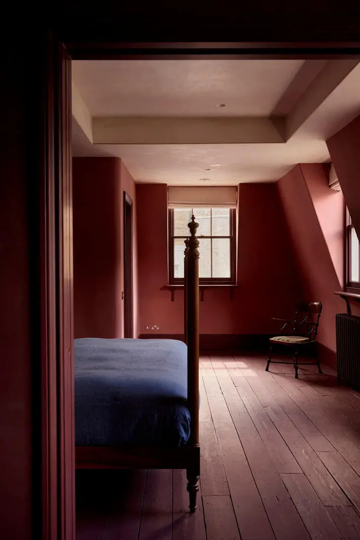 A Rich Color Palette and Reclaimed Materials in a South Kensington Mews House 26 rich-color-palette-renovated-mews-house-south-kensington-london-nordroom