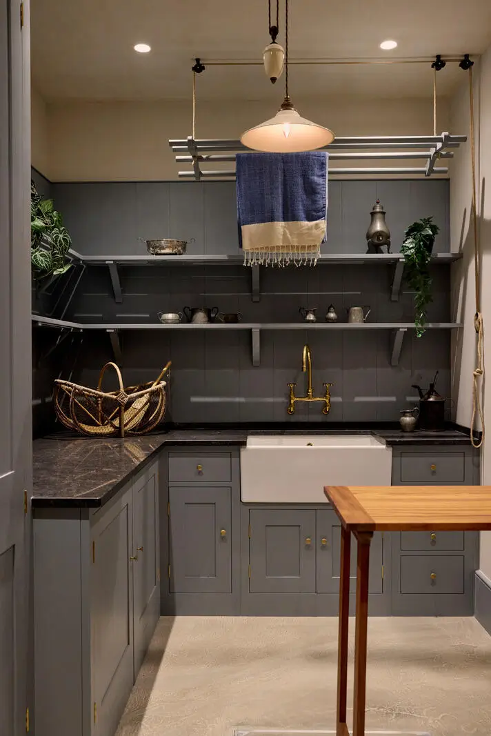 A Rich Color Palette and Reclaimed Materials in a South Kensington Mews House 32 rich-color-palette-renovated-mews-house-south-kensington-london-nordroom