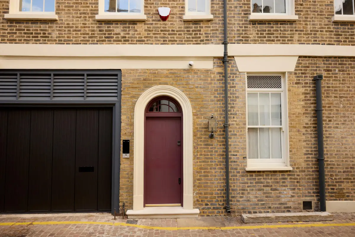 A Rich Color Palette and Reclaimed Materials in a South Kensington Mews House 35 rich-color-palette-renovated-mews-house-south-kensington-london-nordroom