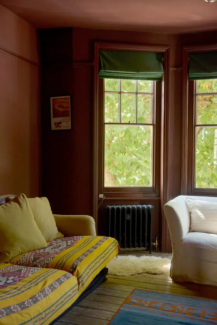 Stripped Floorboards, Terrazzo, and Bold Colors in a Victorian London Apartment 2 rich-color-palette-victorian-apartment-london-nordroom