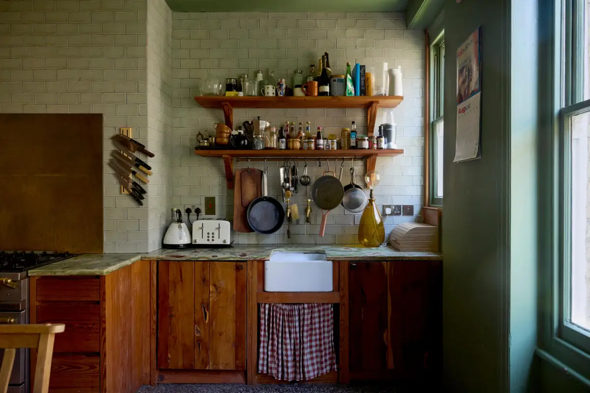 Stripped Floorboards, Terrazzo, and Bold Colors in a Victorian London Apartment 7 rich-color-palette-victorian-apartment-london-nordroom