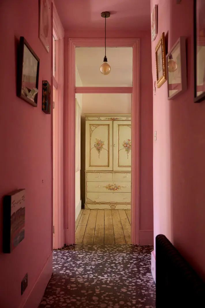 Stripped Floorboards, Terrazzo, and Bold Colors in a Victorian London Apartment 6 rich-color-palette-victorian-apartment-london-nordroom