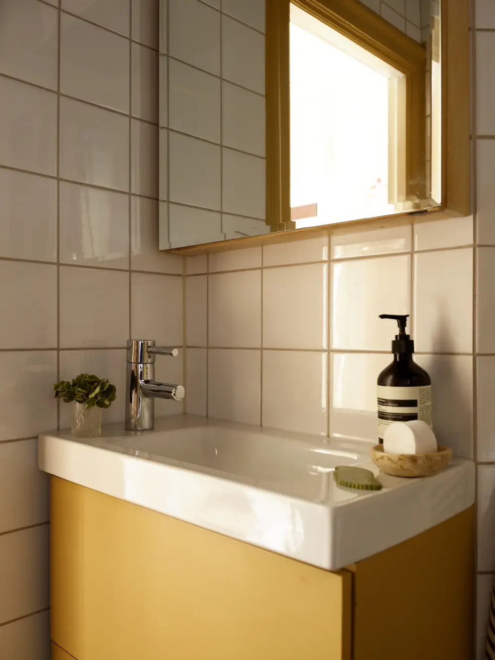 A 1920s Studio Apartment with Original Details and a Tiny Pink Kitchen 13 stockholm-studio-apartment-tiny-pink-kitchen-nordroom