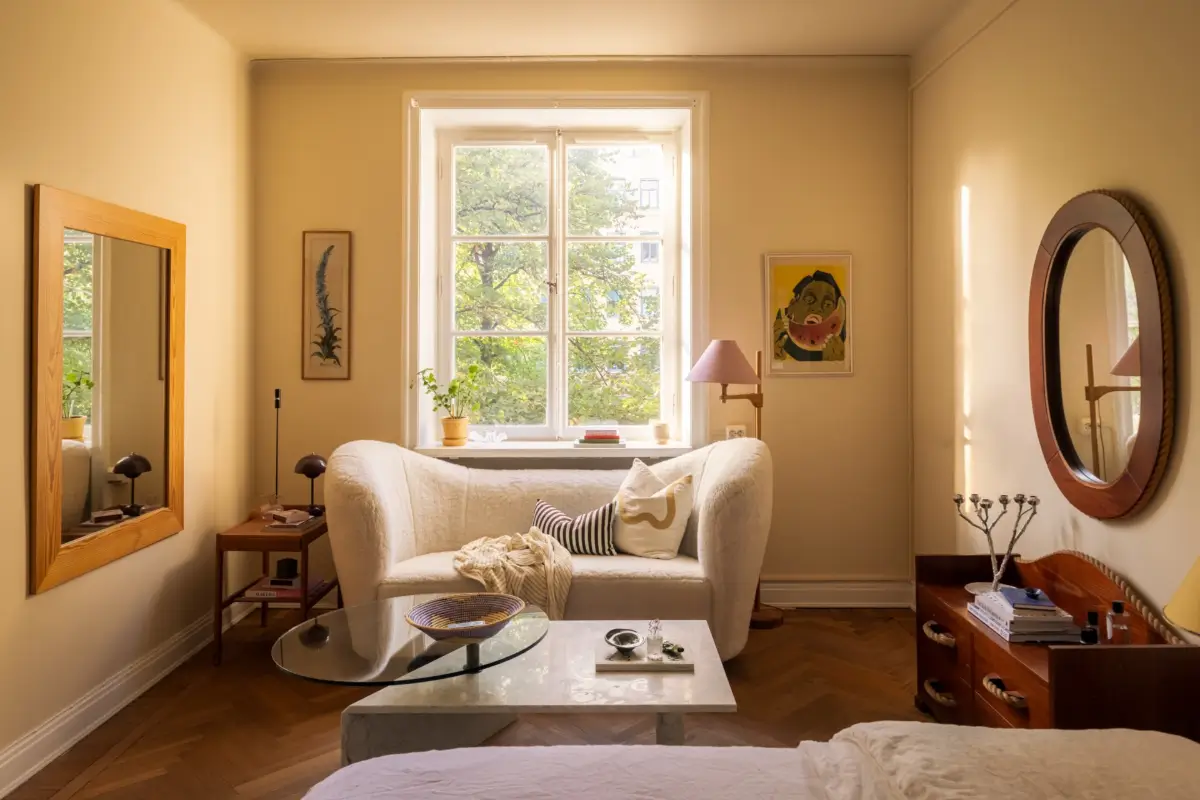 A 1920s Studio Apartment with Original Details and a Tiny Pink Kitchen 1 stockholm-studio-apartment-tiny-pink-kitchen-nordroom