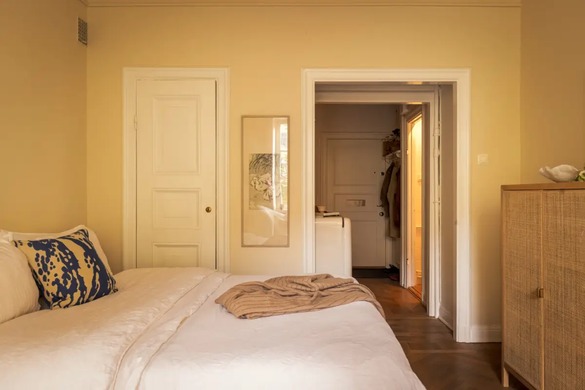 A 1920s Studio Apartment with Original Details and a Tiny Pink Kitchen 6 stockholm-studio-apartment-tiny-pink-kitchen-nordroom