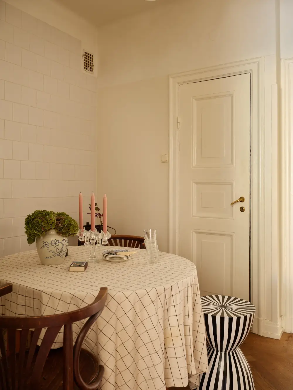 A 1920s Studio Apartment with Original Details and a Tiny Pink Kitchen 9 stockholm-studio-apartment-tiny-pink-kitchen-nordroom