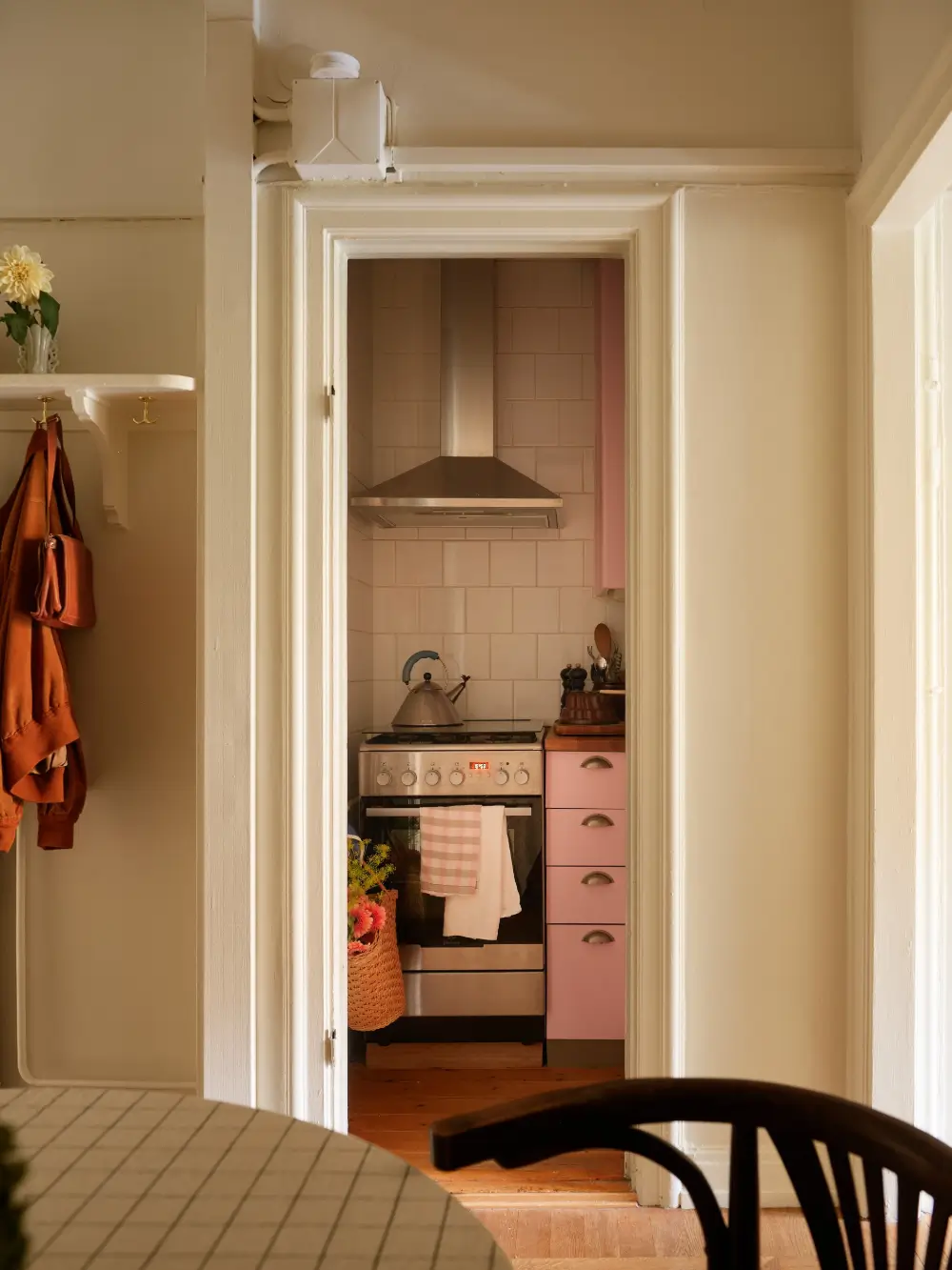 A 1920s Studio Apartment with Original Details and a Tiny Pink Kitchen 10 stockholm-studio-apartment-tiny-pink-kitchen-nordroom