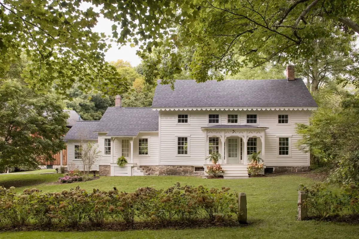 A Restored 18th-Century Farmhouse and a Converted Barn in the Hudson Valley 1 thoughtfully-restored-18th-century-farmhouse-hudson-valley