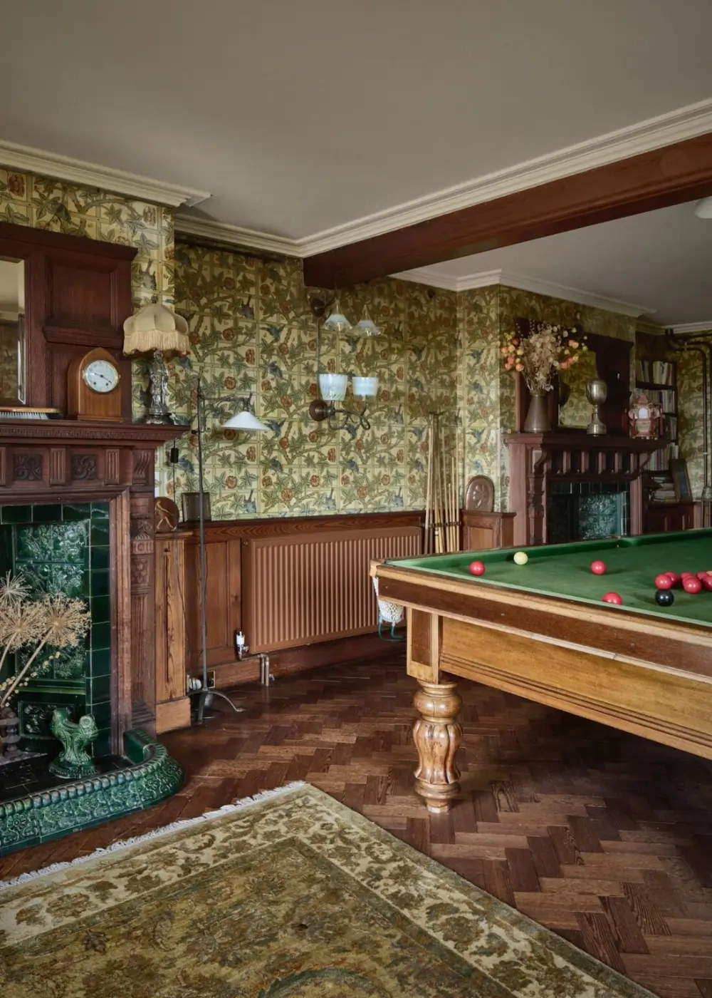 An Exceptionally Well-Preserved Arts and Crafts House Overlooking the English Channel 10 well-preserved-queen-anne-revival-style-country-house-hastings-arts-and-crafts-interiors-nordroom