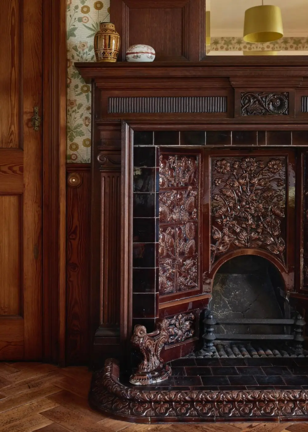 An Exceptionally Well-Preserved Arts and Crafts House Overlooking the English Channel 11 well-preserved-queen-anne-revival-style-country-house-hastings-arts-and-crafts-interiors-nordroom