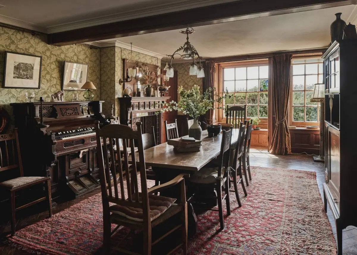 An Exceptionally Well-Preserved Arts and Crafts House Overlooking the English Channel 12 well-preserved-queen-anne-revival-style-country-house-hastings-arts-and-crafts-interiors-nordroom