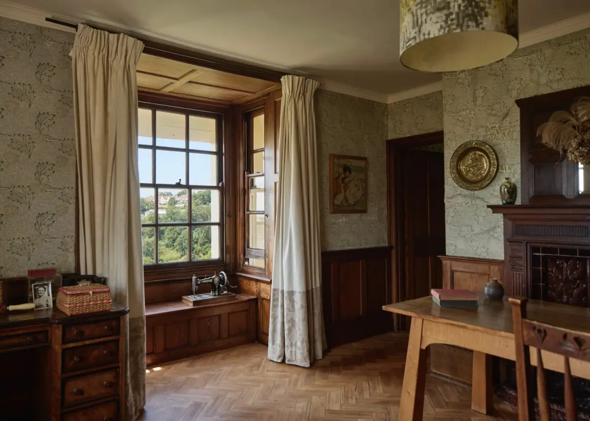 An Exceptionally Well-Preserved Arts and Crafts House Overlooking the English Channel 25 well-preserved-queen-anne-revival-style-country-house-hastings-arts-and-crafts-interiors-nordroom