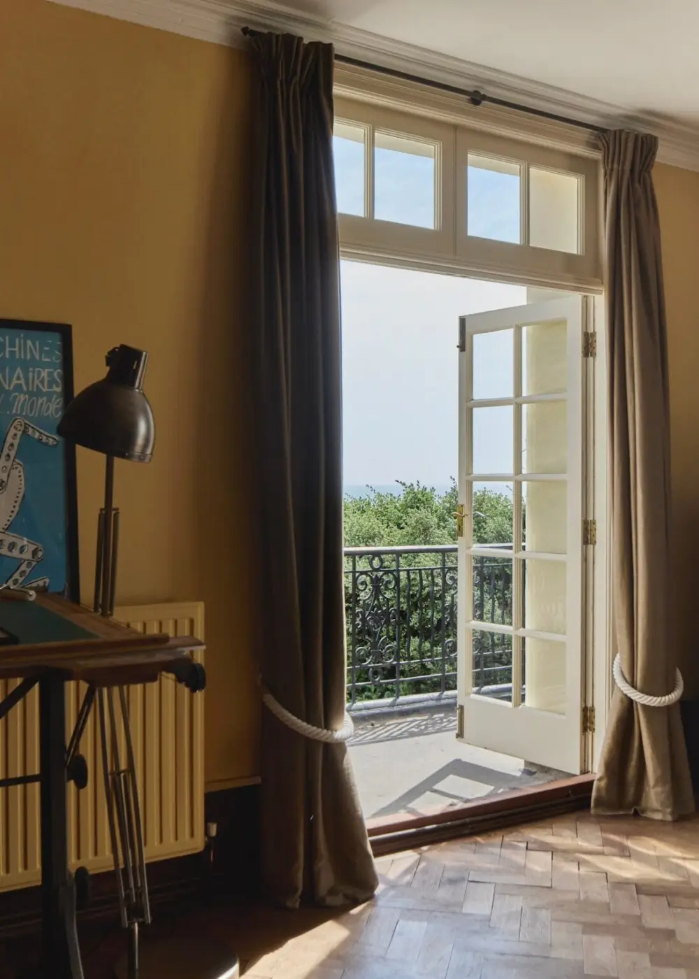 An Exceptionally Well-Preserved Arts and Crafts House Overlooking the English Channel 26 well-preserved-queen-anne-revival-style-country-house-hastings-arts-and-crafts-interiors-nordroom
