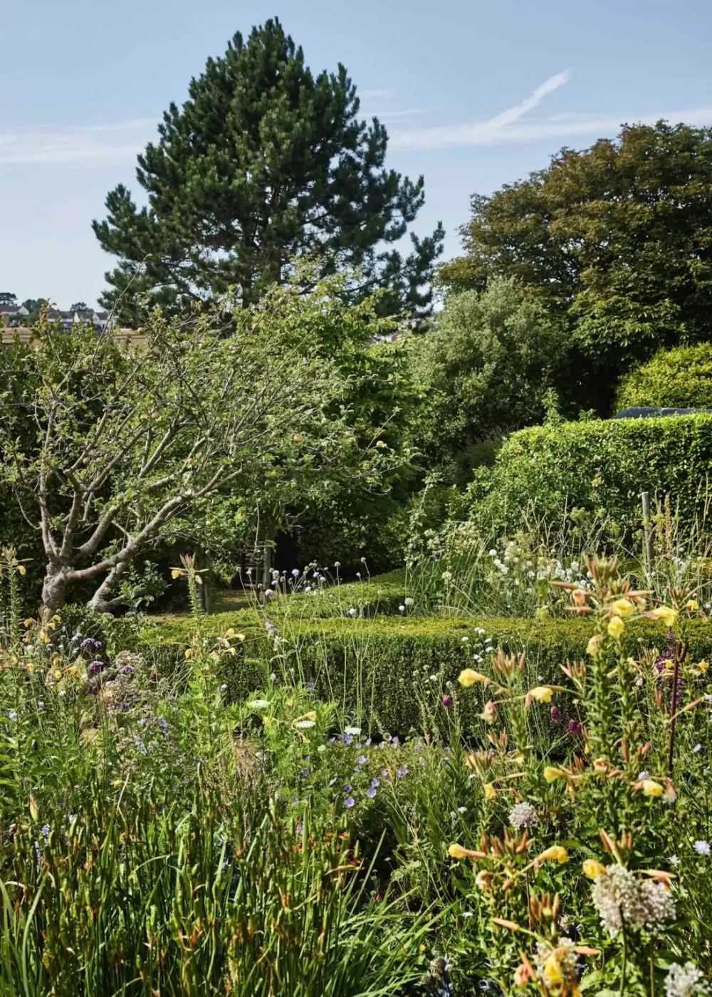 An Exceptionally Well-Preserved Arts and Crafts House Overlooking the English Channel 29 well-preserved-queen-anne-revival-style-country-house-hastings-arts-and-crafts-interiors-nordroom