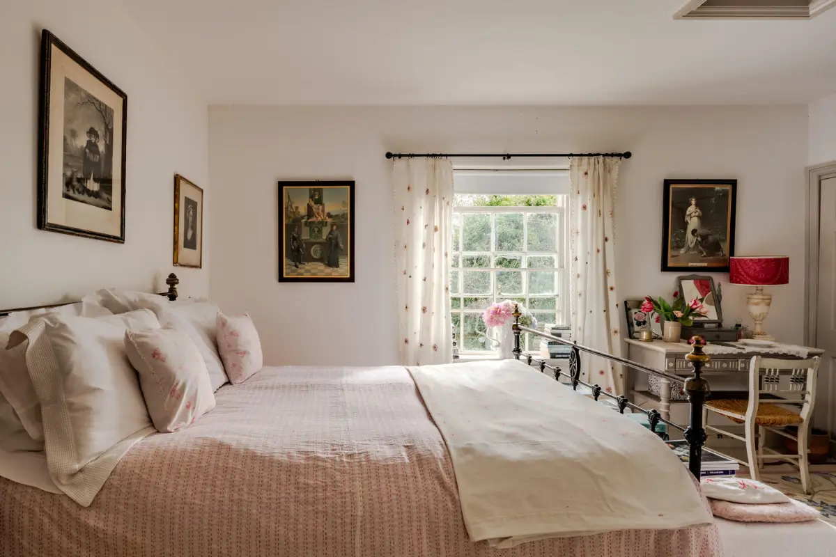 Cozy Pastel-Colored Interiors in a Georgian English Farmhouse 29 19th-century-georgian-farmhouse-wiltshire-cozy-interiors-nordroom