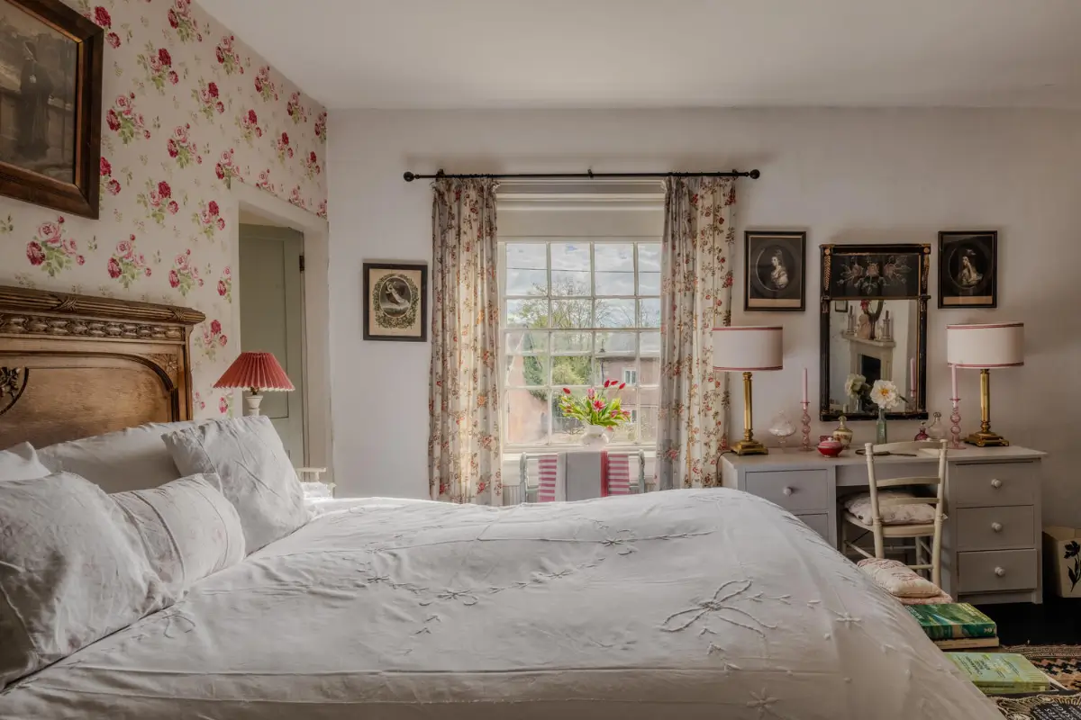 Cozy Pastel-Colored Interiors in a Georgian English Farmhouse 25 19th-century-georgian-farmhouse-wiltshire-cozy-interiors-nordroom