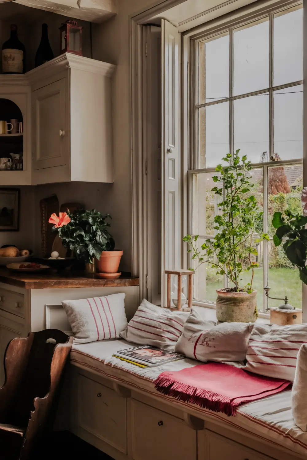 Cozy Pastel-Colored Interiors in a Georgian English Farmhouse 3 19th-century-georgian-farmhouse-wiltshire-cozy-interiors-nordroom