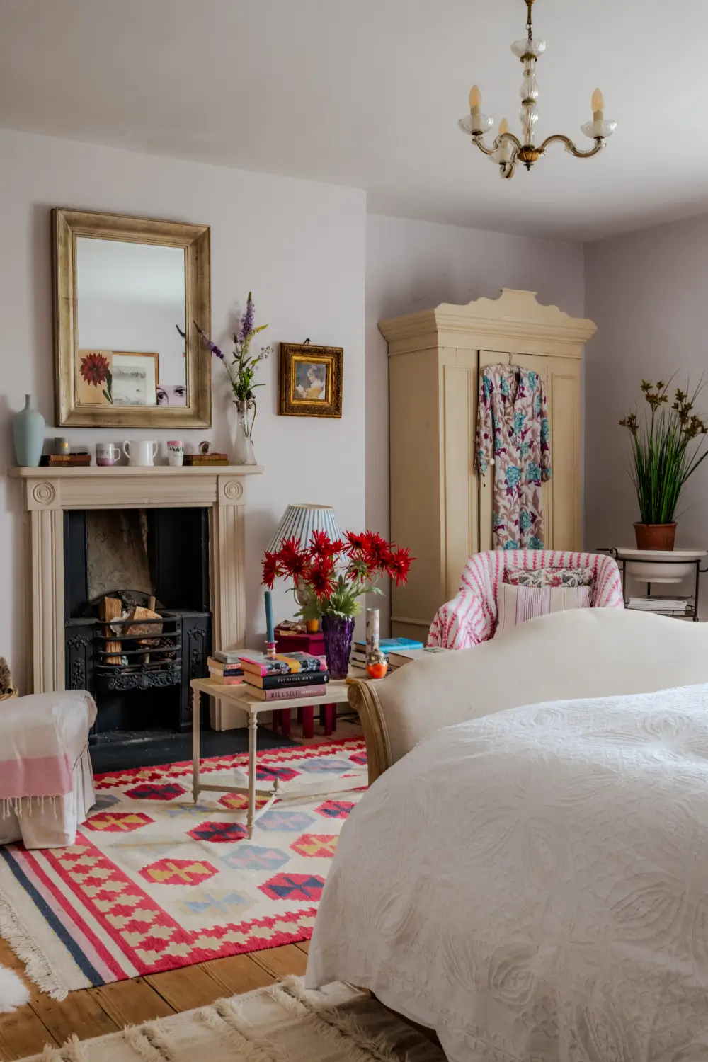 Cozy Pastel-Colored Interiors in a Georgian English Farmhouse 23 19th-century-georgian-farmhouse-wiltshire-cozy-interiors-nordroom