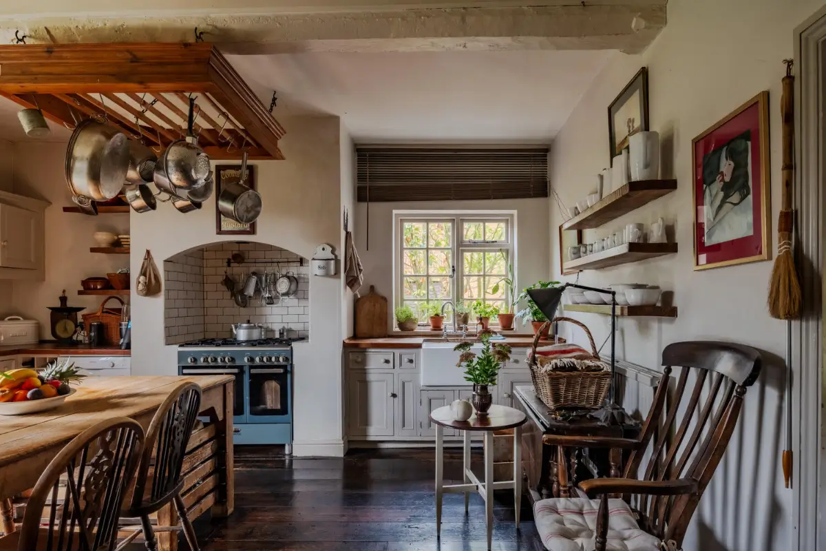 Cozy Pastel-Colored Interiors in a Georgian English Farmhouse 4 19th-century-georgian-farmhouse-wiltshire-cozy-interiors-nordroom