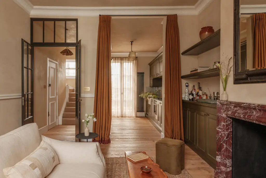 Warm Interiors and a Large Roof Terrace for a Notting Hill Duplex Apartment 4 calm-neutral-tones-duplex-apartment-period-building-london