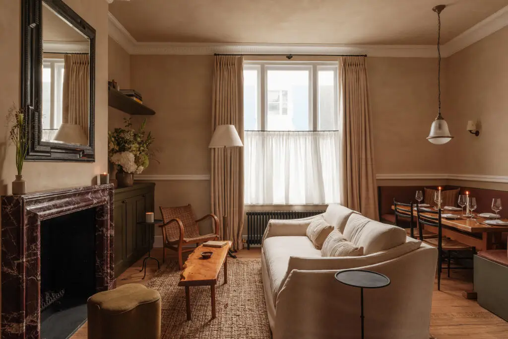 Warm Interiors and a Large Roof Terrace for a Notting Hill Duplex Apartment 1 calm-neutral-tones-duplex-apartment-period-building-london