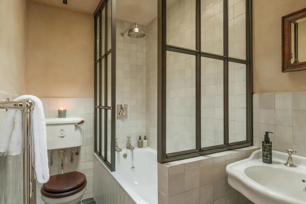 Warm Interiors and a Large Roof Terrace for a Notting Hill Duplex Apartment 9 calm-neutral-tones-duplex-apartment-period-building-london