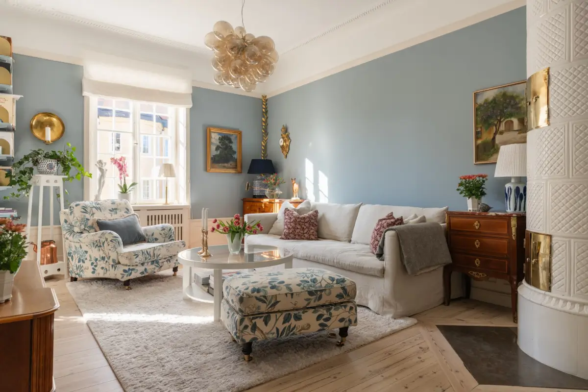 Cozy English Cottage-Style Interiors in an Early 20th-Century Stockholm Apartment 1 classic-interiors-blue-accents-stately-1910s-apartment-building-stockholm