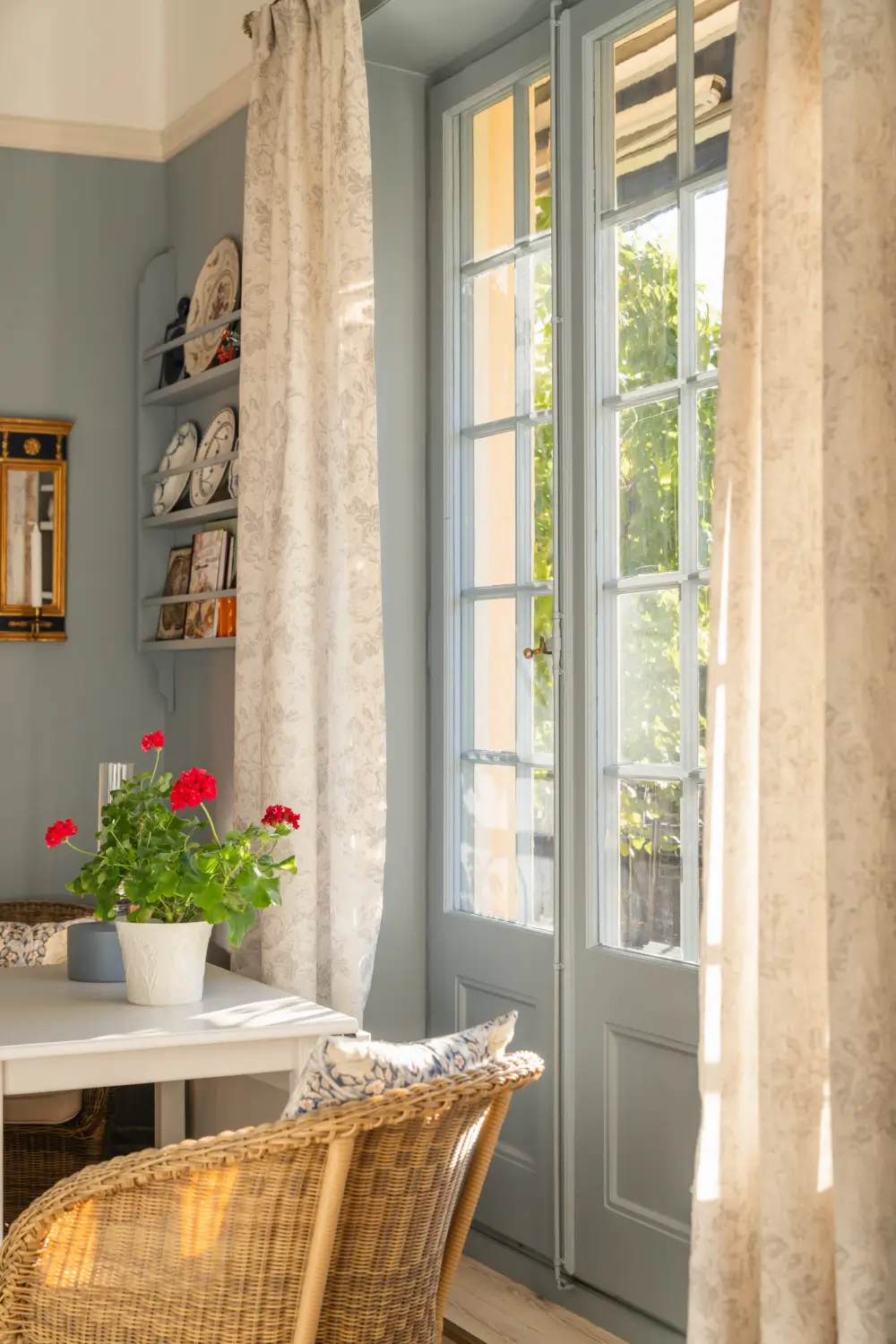 Cozy English Cottage-Style Interiors in an Early 20th-Century Stockholm Apartment 23 classic-interiors-blue-accents-stately-1910s-apartment-building-stockholm