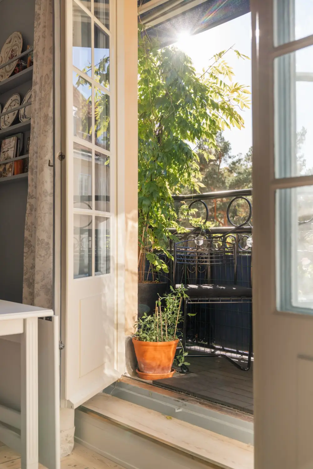 Cozy English Cottage-Style Interiors in an Early 20th-Century Stockholm Apartment 24 classic-interiors-blue-accents-stately-1910s-apartment-building-stockholm