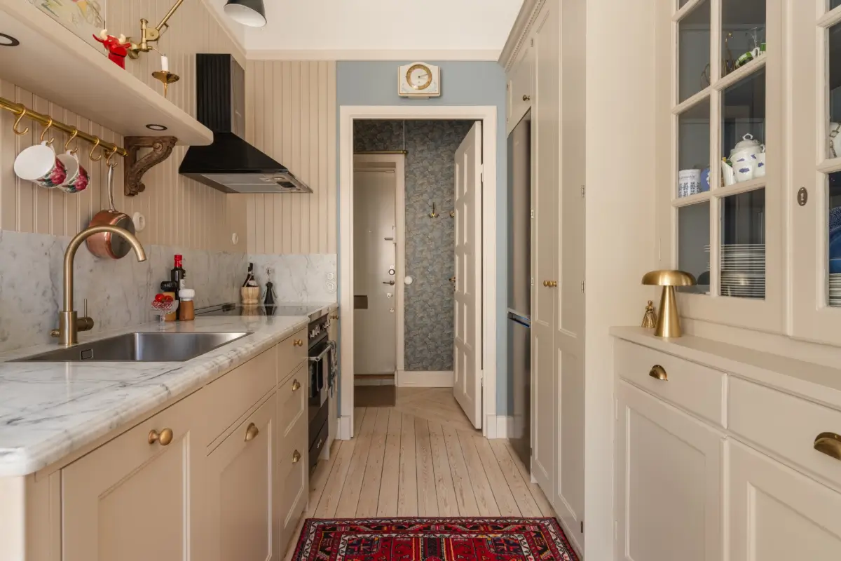 Cozy English Cottage-Style Interiors in an Early 20th-Century Stockholm Apartment 19 classic-interiors-blue-accents-stately-1910s-apartment-building-stockholm