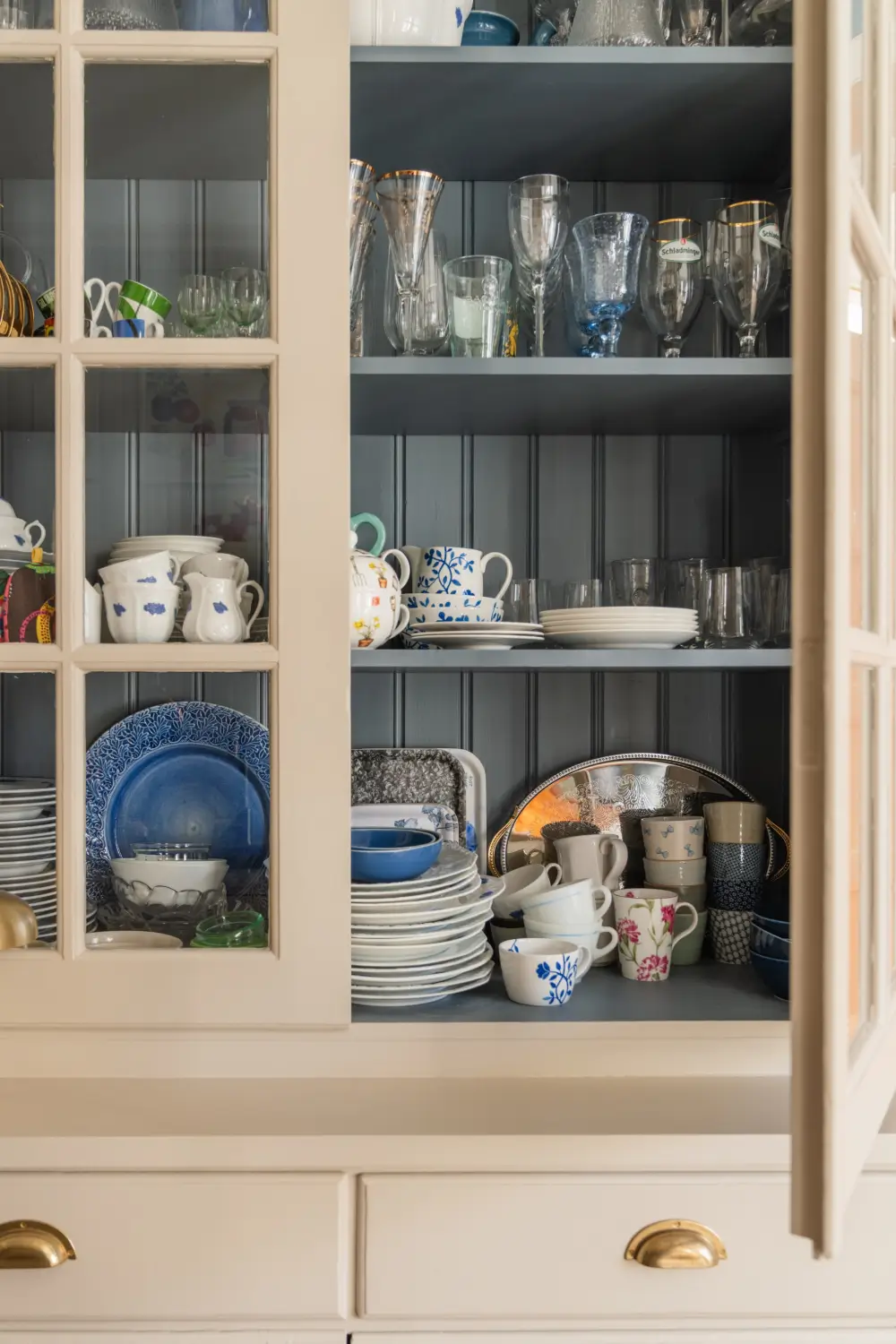 Cozy English Cottage-Style Interiors in an Early 20th-Century Stockholm Apartment 21 classic-interiors-blue-accents-stately-1910s-apartment-building-stockholm