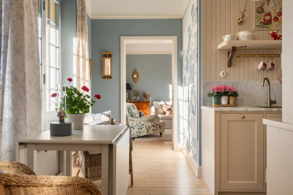 Cozy English Cottage-Style Interiors in an Early 20th-Century Stockholm Apartment 11 classic-interiors-blue-accents-stately-1910s-apartment-building-stockholm